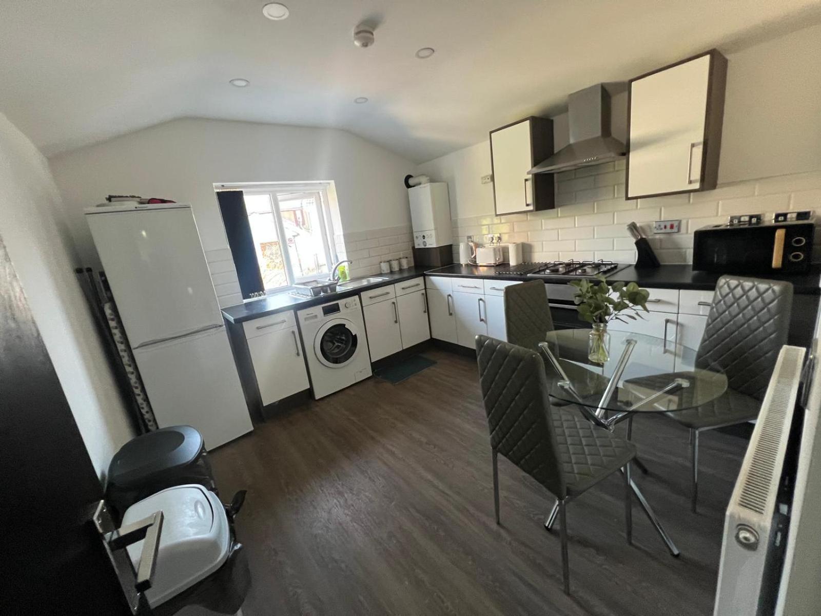 City Centre Location! For Business And Leisure! 5/6 Guests Cardiff Bagian luar foto